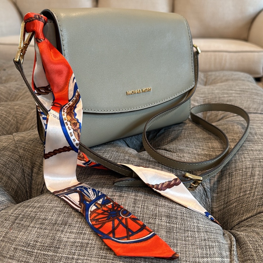 Michael Kors Bag Military Green Flap Crossbody with Gold Hardware - Picture 3 of 17